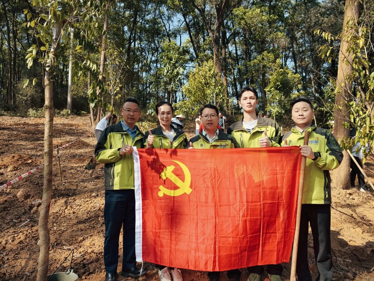 同植希望樹苗，共筑綠美家園丨興華燃氣集團黨支部參加東城街道商協會義務植樹活動